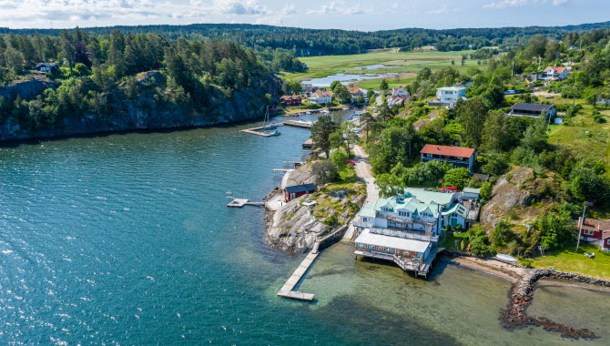 Vy över Slussens Pensionat och Slussen på Orust