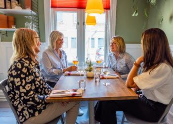 Kvinnor som umgås på restaurang.