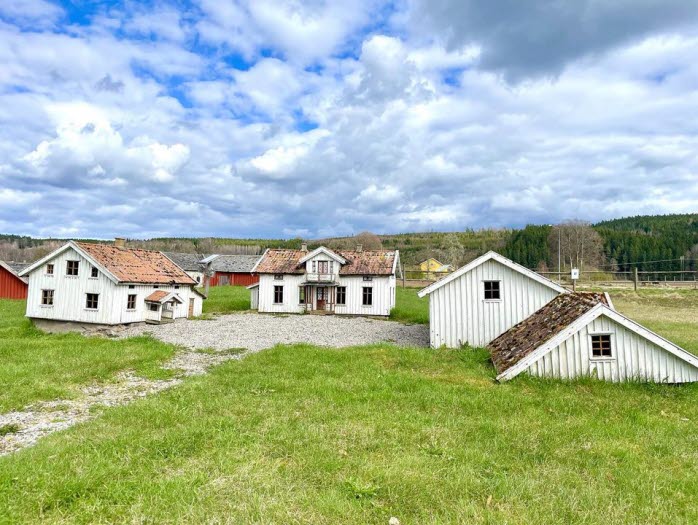 Bild på hus i miniatyrmodell vid kyrkan i Timmele