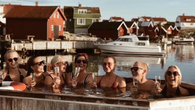 Guests drinking champagne in the outdorr hot tub at Karingo