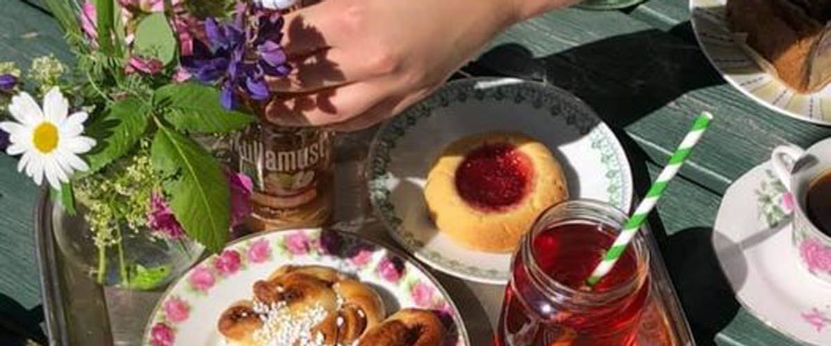 Hembakat fika på ett trädgårdsbord