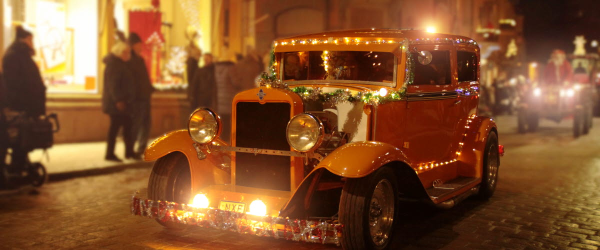 Julpyntad gammal bil körs i Skaras tomteparad
