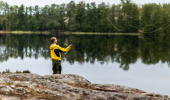 Man som fiskar vid en sjö i Dalsland