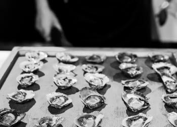 Ostron upplagda på en bricka