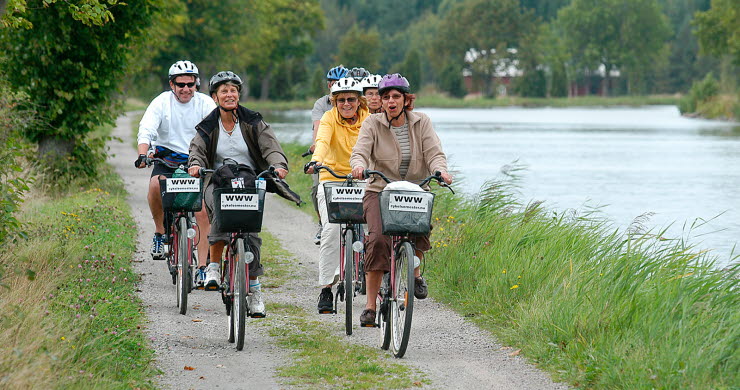 Cyklister längs Göta kanal.
