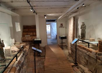 Ett rum med låga murrester från ett gammalt kloster.