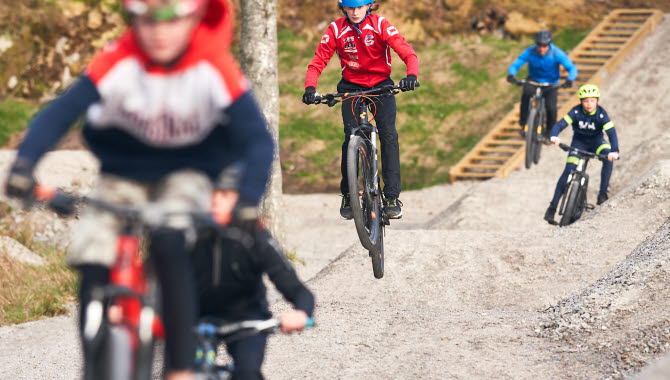 Barn som cyklar i Bikepark