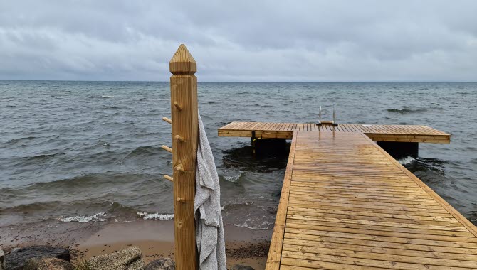 Badbrygga på strandpromenaden i Hjo.