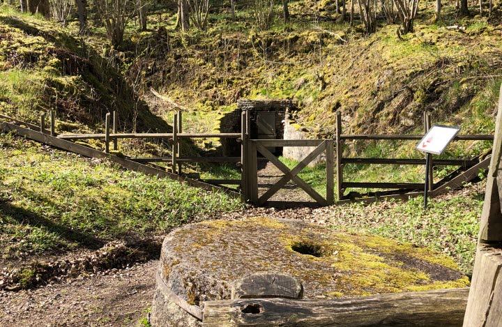 Lugnås kvarnstensgruvor naturreservat