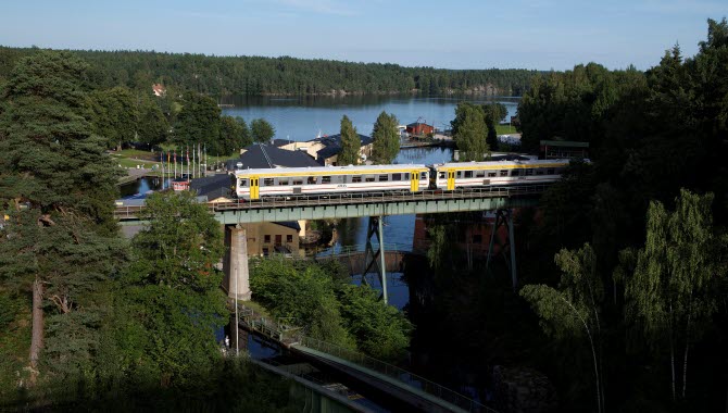 Tåg som kör över en bro.