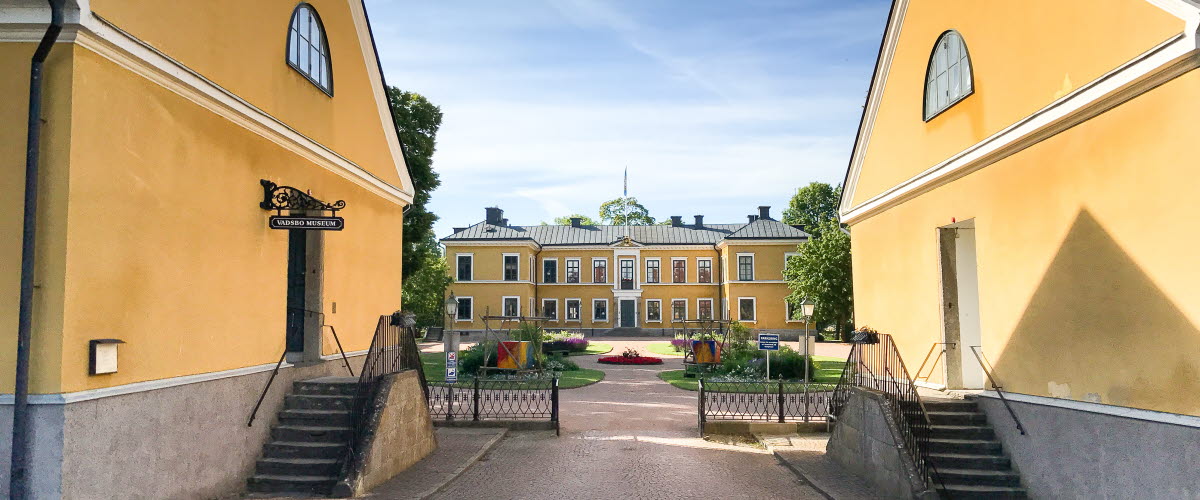 Entré till residenset Marieholm i Mariestad där Vadsbo museum har utställningar i flyglarna. 