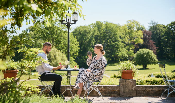 Gäster som umgås på en herrgård.