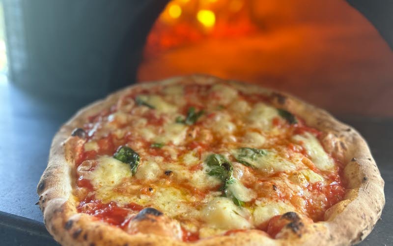 En pizza som precis kommit ur ugnen.