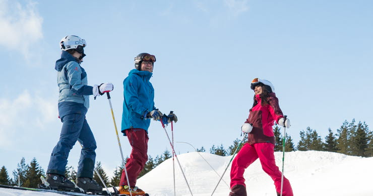 Personer som åker skidor på Ulricehamn Ski Center