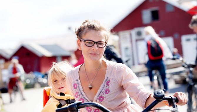 Solig sommardag på Sydkoster med en mamma och barn med cykel