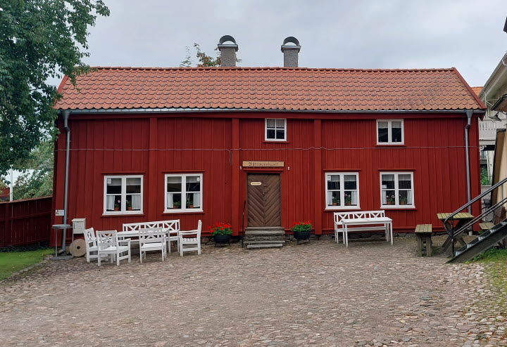 Rött timrat äldre hus.