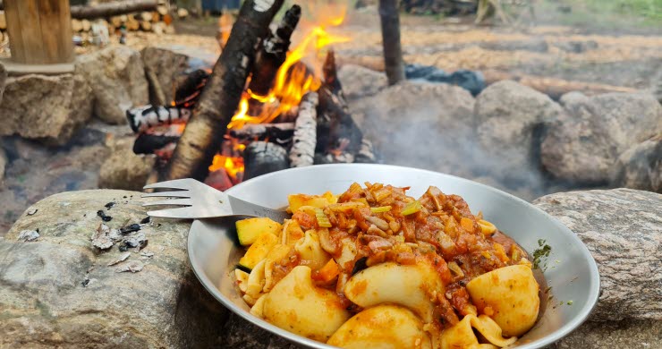 Nylagad mat vid en grillplats i Hjo