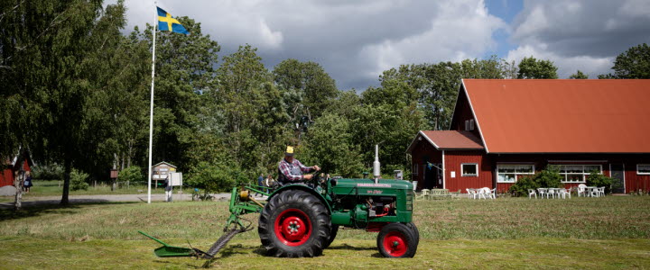 traktor kör på Särestad landsbygdsmuseum