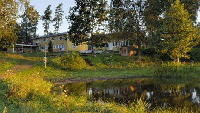 Gula träbyggnader vid sjön Åsunden i Ulricehamn