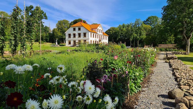 Vacker stor träbyggnad vid Årås Kvarn