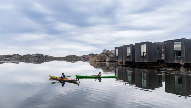 Två kajaker och tre små hus