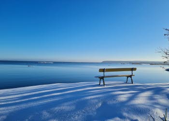 A bench overlooking Lake Vänern during wintertime 