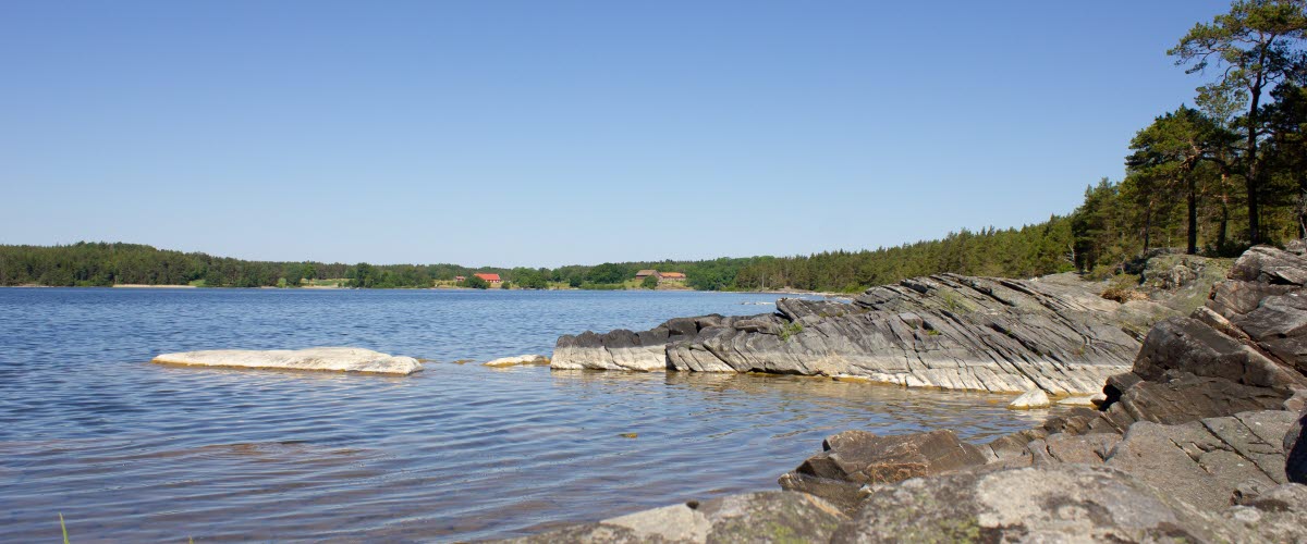 Klippor på Torsö och utsikt över Brommösund.