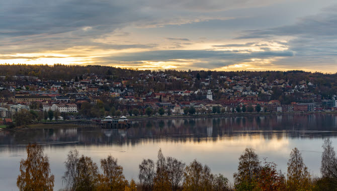 Vy över en stad som ligger vid en sjö