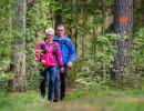 Par som vandrar på leden Ekudden-Sandviken i Mariestad.
