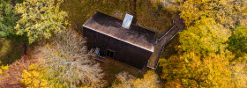 Drone photo of Kata gård surrounded by yellow autumn trees.