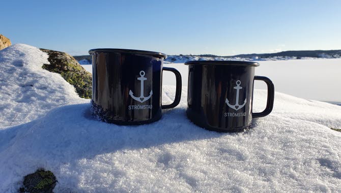 Emaljmuggar, blåa med text Strömstad och ankare