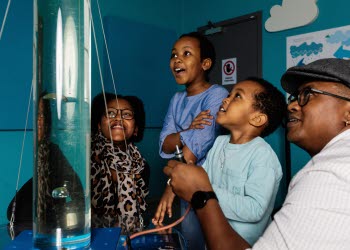 En familj som testar ett vetenskaplig experiment. 