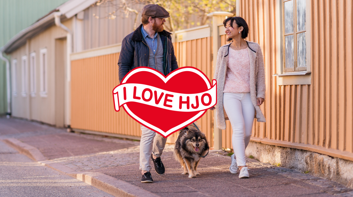 Couple with dog strolling in Hjo. 