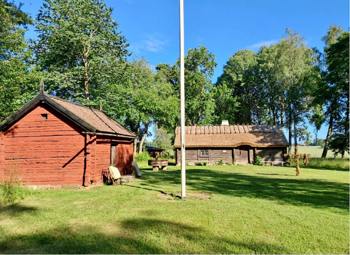 Fornstuga och magasinsbyggnad.