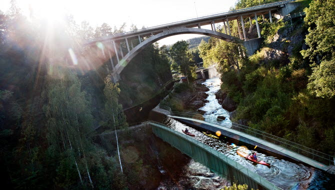 Sällskap paddlar kajak över akvedukt