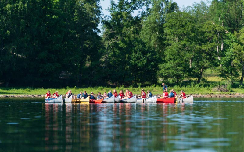 Barn som paddlar kajak