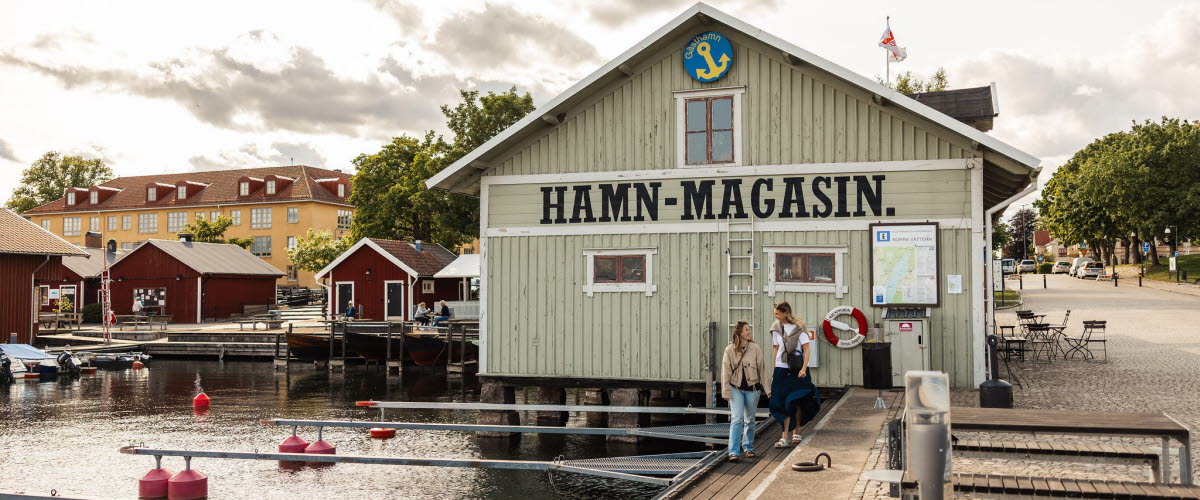 En grupp personer upplever Hjo tillsammans med mat och dryck, fika och shopping