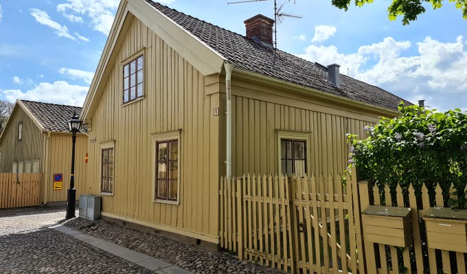 Kakelugnsmakargården  utmed Hantverksgatan, en av de äldre gatorna i Hjo.