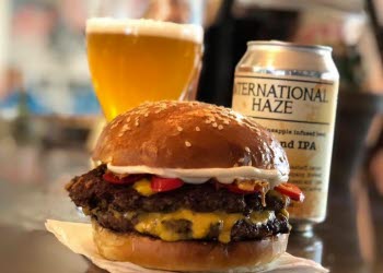 En närbild på en hamburgare.