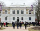 Människor som strömmar mot Vänersborgs museum. 