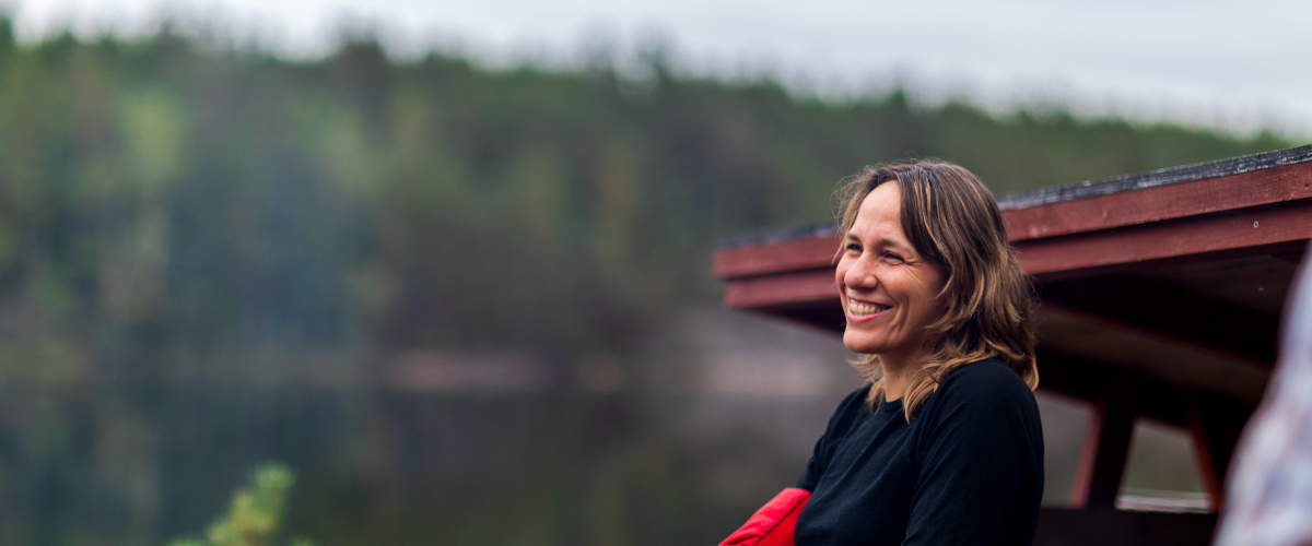 Kvinna vid lägerplats i Dalsland