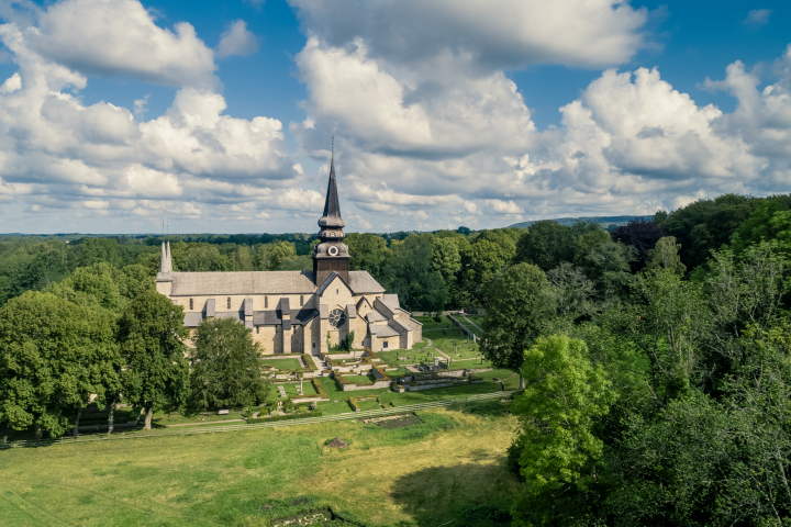 Flygfoto över Varnhems Klosterkyrka