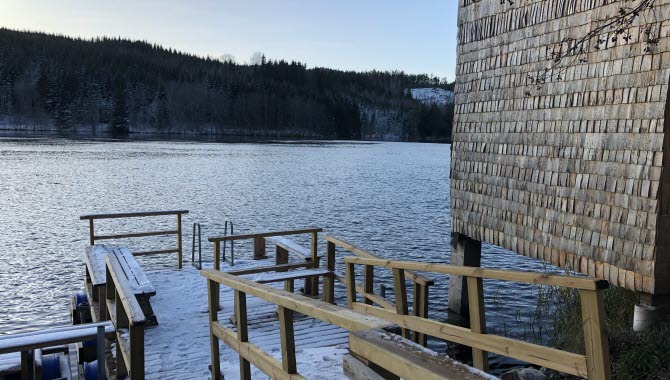 Långeds allmänna bastu vid Dalslands Kanal med badbrygga