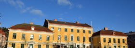 Uddevallas rådhus, stor gul byggnad 