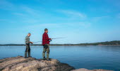 två män som fiskar 