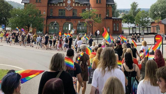 Ulricehamn genomförde sin första pride år 2019. Här går pridetåget framför stationshuset.