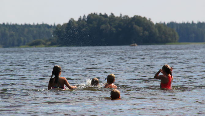 Children swimming i Lake Lönern