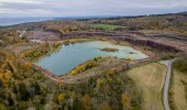 Stora Stenbrottet från ovan i höstskrud