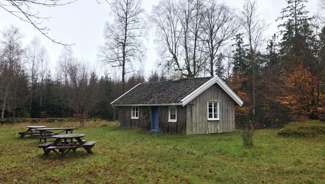 Raska-Minas stuga är ett torp i Tvärred som är bevarat från förr.