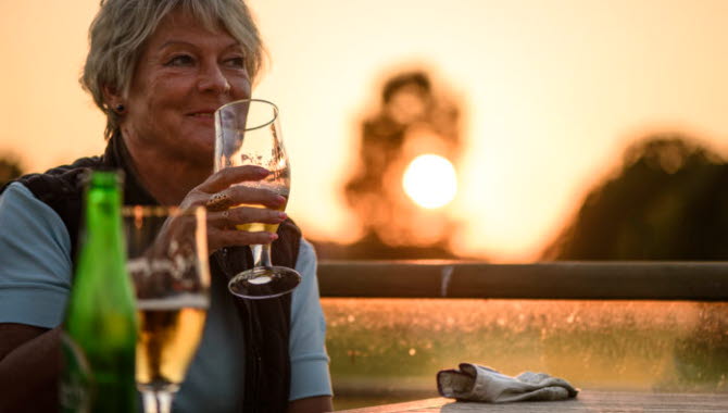 A golfer at Lysegårdens Golfklubb is taking a break in the outdoor restaurant.